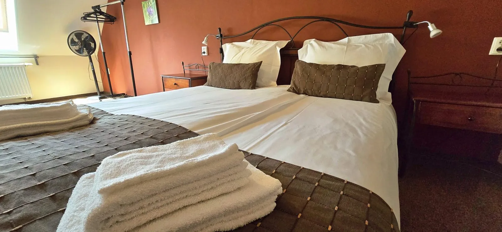 Das Wohnzimmer mit offener Küche des Apartments