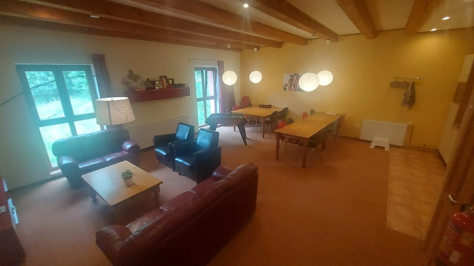 De gezamenlijke woonkamer boven