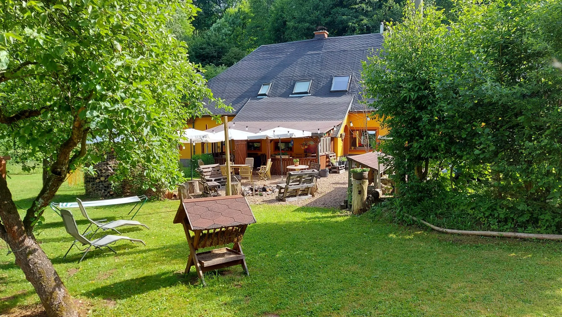 Het huis en de tuin van B&B Náš Dům