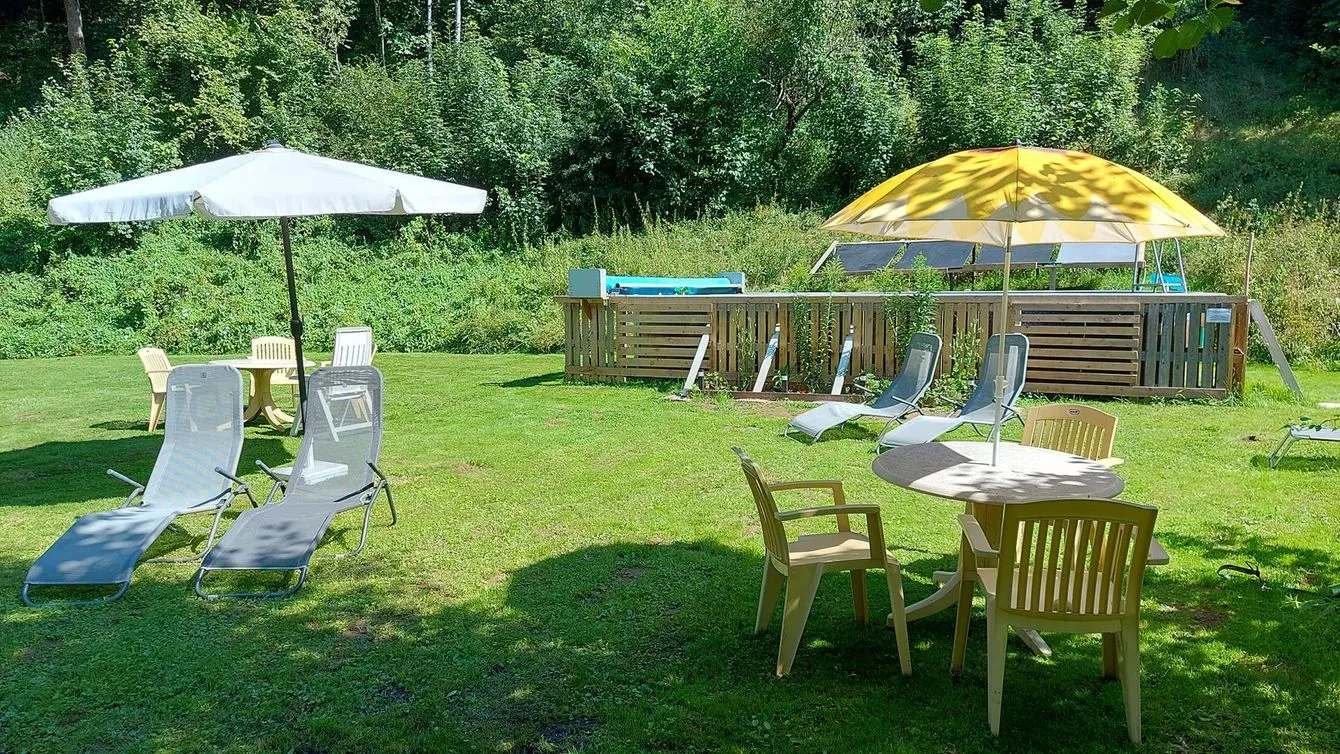 De tuin met zwembad